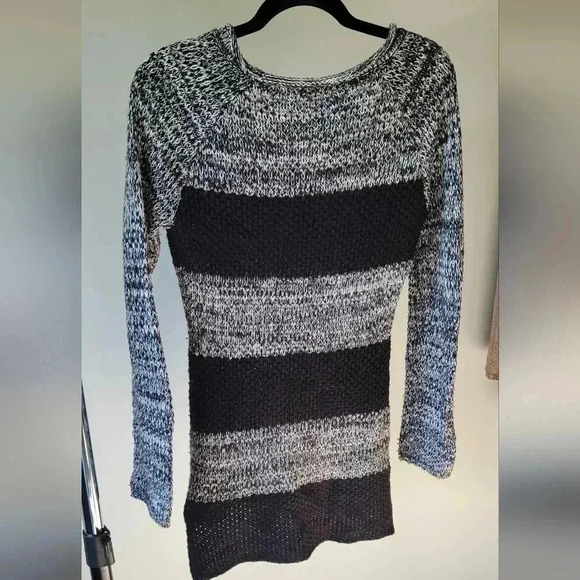 Maurices black and gray striped sweatersize small - Picture 4 of 5